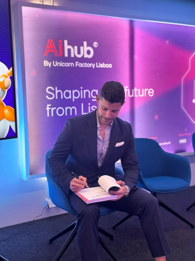 Pedro Esteves a autografar o livro Inteligência Artificial Generativa com Confiança no AI Hub em Lisboa.