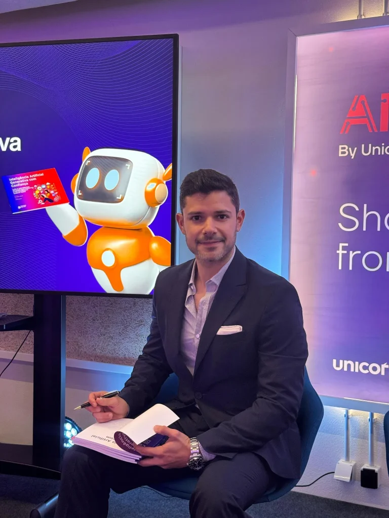 Pedro Esteves a autografar o livro Inteligência Artificial Generativa com Confiança no AI Hub em Lisboa.