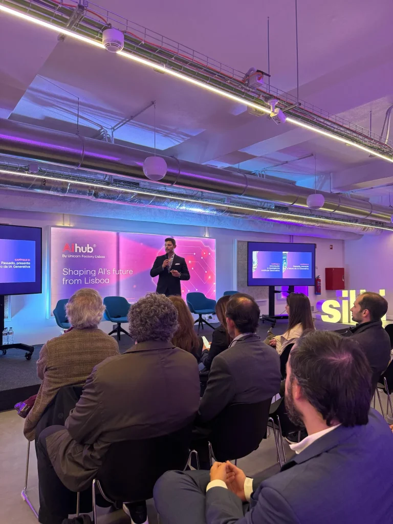 Pedro Esteves a apresentar o livro Inteligência Artificial Generativa com Confiança no AI Hub em Lisboa.