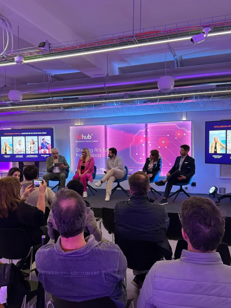 Pedro Esteves, Isabel Neves, João Rosado e Luísa Ribeiro Lopes durante o debate sobre IA generativa no AI Hub em Lisboa.