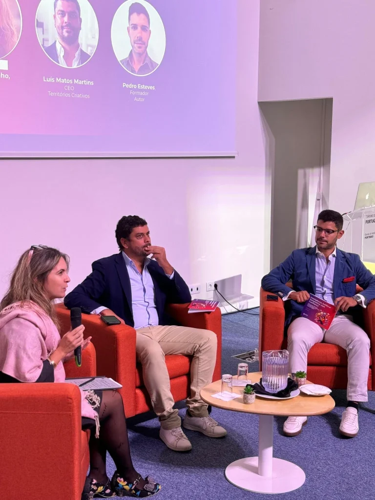 Pedro Esteves, Luís Matos Martins e Sofia Vairinho durante o debate sobre Inteligência Artificial Generativa com Confiança em Portimão.