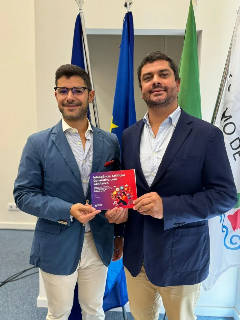 Pedro Esteves e Luís Matos Martins, CEO dos Territórios Criativos, com o livro Inteligência Artificial Generativa com Confiança em Portimão.