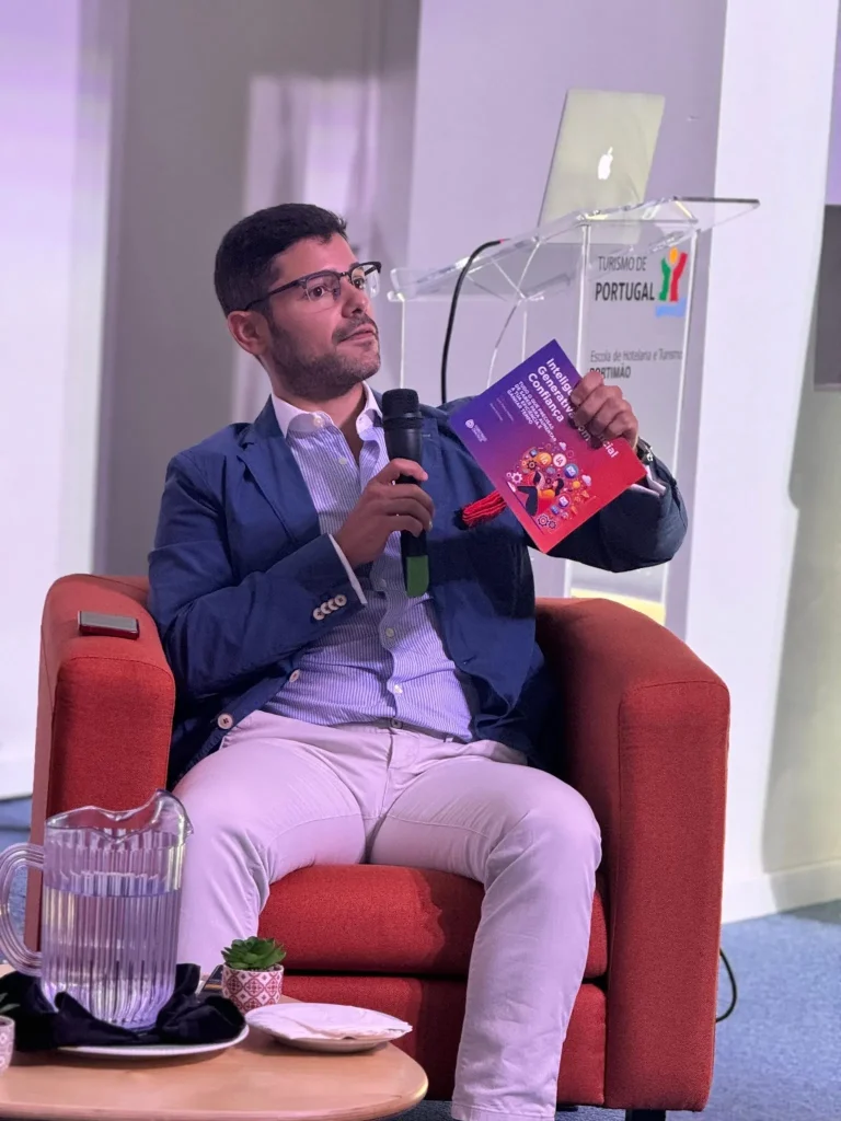 Pedro Esteves a segurar o livro Inteligência Artificial Generativa com Confiança durante a apresentação em Portimão.
