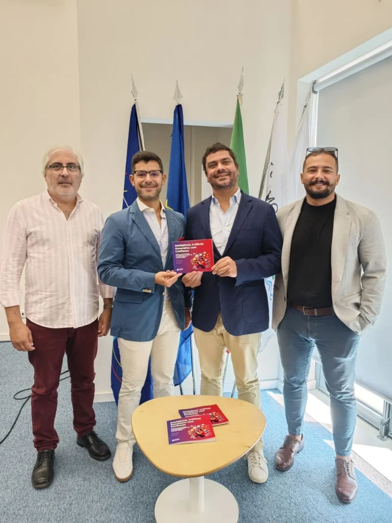 Pedro Esteves e Luís Matos Martins com a equipa dos Territórios Criativos durante a apresentação do livro Inteligência Artificial Generativa com Confiança em Portimão.
