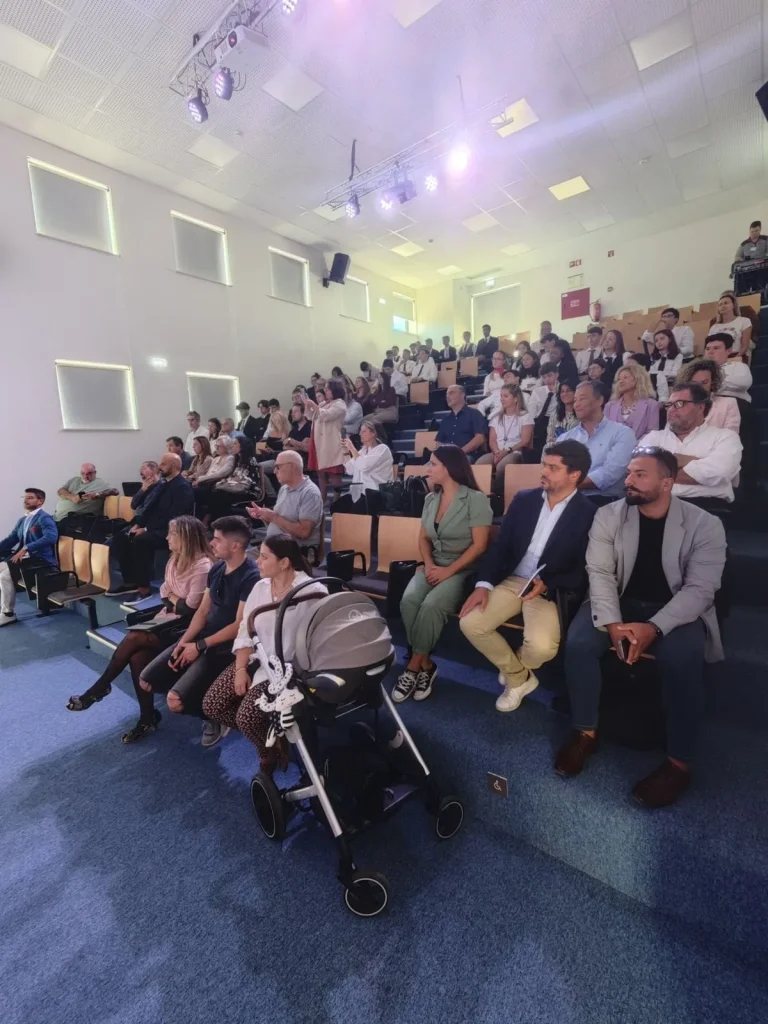 Público presente no evento de lançamento do livro Inteligência Artificial Generativa com Confiança em Portimão.