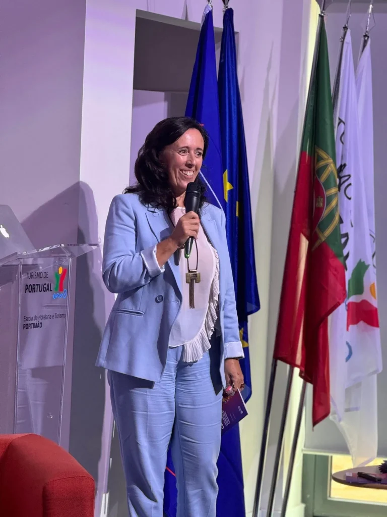 eresa Mendes, Vice-Presidente da Câmara Municipal de Portimão, a apresentar o livro Inteligência Artificial Generativa com Confiança no evento em Portimão.