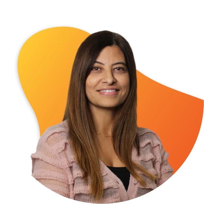 Retrato de Teresa Fernandes, especialista em recrutamento e seleção, com fundo laranja, autora de artigo sobre Inteligência Artificial no recrutamento.